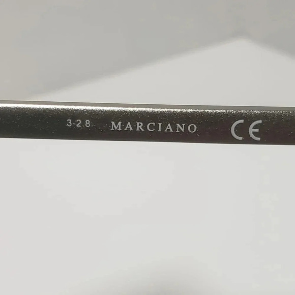 Guess by Marciano Womans GM754 Aviator Sunglasses with Case. - Picture 13 of 13